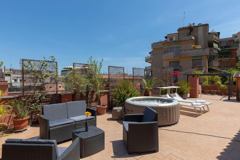 Penthouse With Jacuzzi On Private Terrace In Trastevere Rzym Zewnętrze zdjęcie