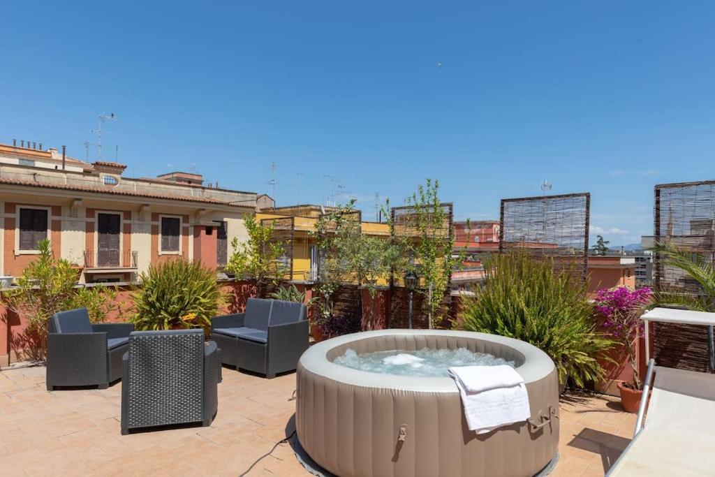 Penthouse With Jacuzzi On Private Terrace In Trastevere Rzym Zewnętrze zdjęcie